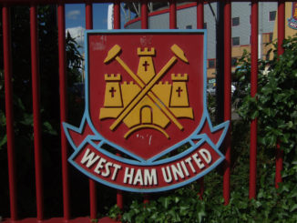 Grille figurant le logo des Hammers