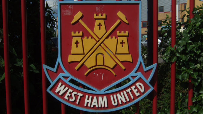 Grille figurant le logo des Hammers