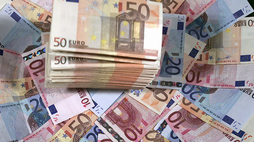 983706158-billet-de-10-euros-billet-de-20-euros-billet-de-50-euros-liasse-de-billets_(1)