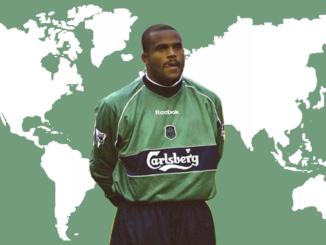 Pegguy Arphexad devant une carte du monde