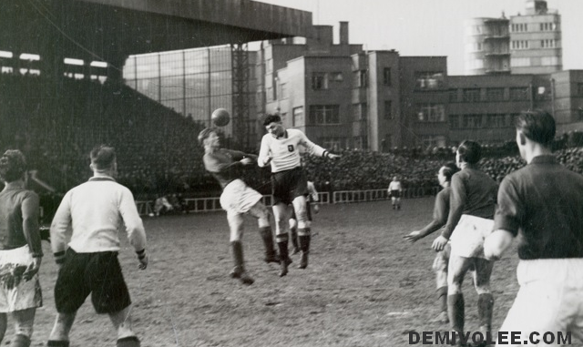 Belgique 1946 L'Equipe de Belgique en 1946, en train de frapper au but, contre le Luxembourg, le 23/02.
