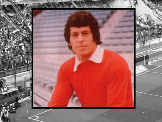 Agustin Balbuena, sous le maillot du CA Independiente. En arrière plan, les hinchas de Colon.