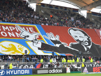 Tifo des Bad Gones et du Virage Nord à Gerland en hommage à Aulas
