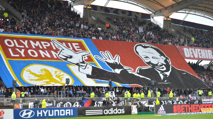 Tifo des Bad Gones et du Virage Nord à Gerland en hommage à Aulas
