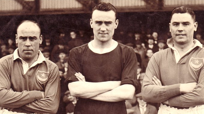 Sep Smith sous le maillot de Leicester (dans l'axe) avec deux de ses frères, alors à Portsmouth
