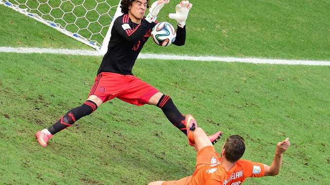 Memo Ochoa est seul. Klaas-Jan Huntelaar est seul. Memo Ochoa est seul. Klaas-Jan Huntelaar est seul.