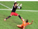 Memo Ochoa est seul. Klaas-Jan Huntelaar est seul.
