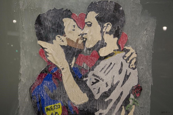 Ronaldo et Messi s'embrassant, une manière de mettre un peu de légèreté