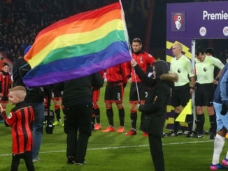 Un drapeau LGBT avant une rencontre de Premier League