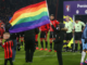Un drapeau LGBT avant une rencontre de Premier League
