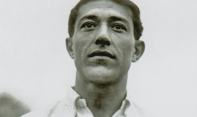 Une des rares photographies où Angel Romano est en gros plan, ici avec le maillot du CD Nacional de Montevideo