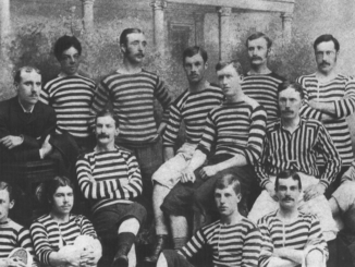 Andrew Watson est au dernier rang, deuxième en partant de la gauche