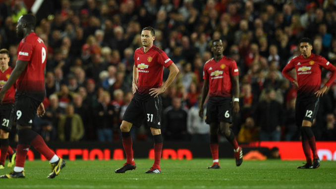 Manchester United Mains sur les hanches, regards effarés. Le temps de Sir Alex Ferguson semble loin. (Crédits : Goal)