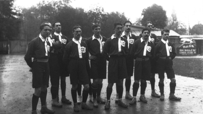 La première équipe de France de l'histoire, avec son gardien Zacharie Baton troisième, un peu en retrait, en partant de la gauche La première équipe de France de l'histoire, avec son gardien Zacharie Baton troisième, un peu en retrait, en partant de la gauche