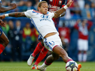 Memphis Depay joue chaussettes baissées