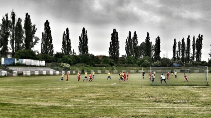 Un match de football, un footballeur en passage les photographie, en Pologne / Mariusz Kordek - demivolee.com