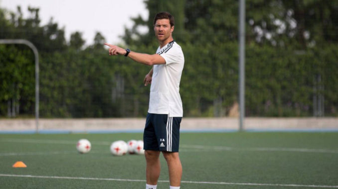 Xabi Alonso entraînant les U13 du Real Madrid (Crédits : ASTV via Real Madrid)