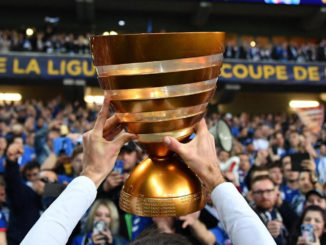 La Coupe de la Ligue présentée au peuple strasbourgeois, fraîchement vainqueur. (Crédits : Presse Sports/Pierre Lahalle)