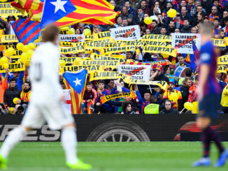 Drapeaux et banderoles catalans au Camp Nou (Crédits : gilabola.com)