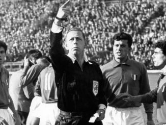 Ken Aston, l'inventeur des cartons (Crédits : DPA)