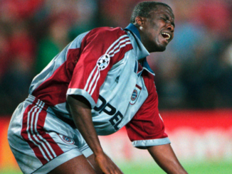 Samuel Kuffour frappe du poing le sol après la défaite du Bayern en finale de la Ligue des Champions