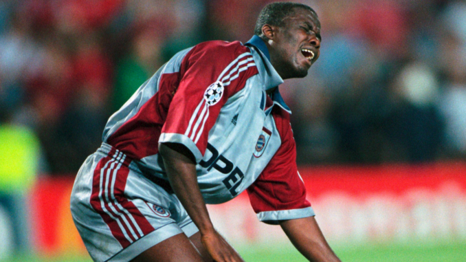 Samuel Kuffour frappe du poing le sol après la défaite du Bayern en finale de la Ligue des Champions