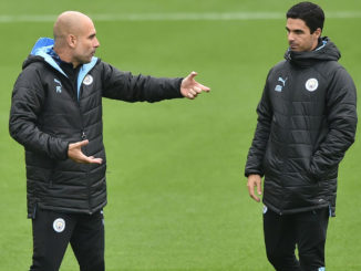 Il n'y a pas si longtemps, Pep Guardiola donnait encore des conseils à Mikel Arteta. (Crédits: Getty)
