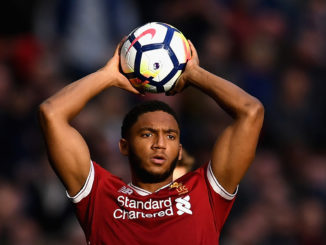 Les latéraux de Liverpool, comme Joe Gomez, sont devenus experts des touches. (Crédits : Getty)