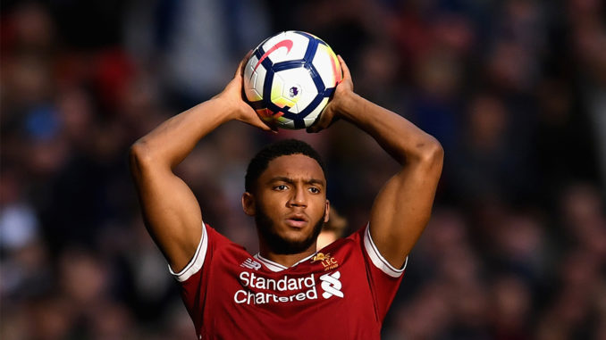 Les latéraux de Liverpool, comme Joe Gomez, sont devenus experts des touches. (Crédits : Getty)