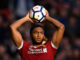 Les latéraux de Liverpool, comme Joe Gomez, sont devenus experts des touches. (Crédits : Getty)