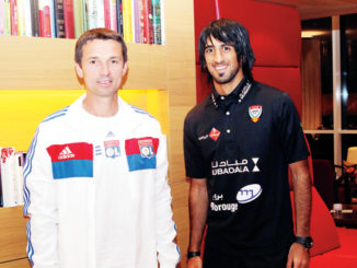 Hamdan Al-Kamali avec Rémi Garde, son entraîneur à l'OL en 2012.