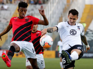 Robson Bambu à la lutte contre Colo Colo (Crédits : Sebastián Órdenes/Colo Colo)