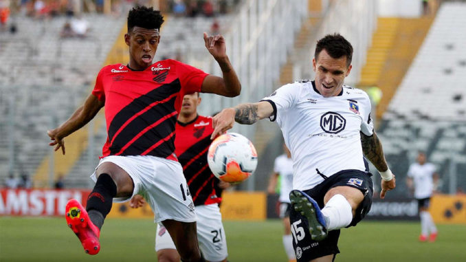 Robson Bambu à la lutte contre Colo Colo (Crédits : Sebastián Órdenes/Colo Colo)