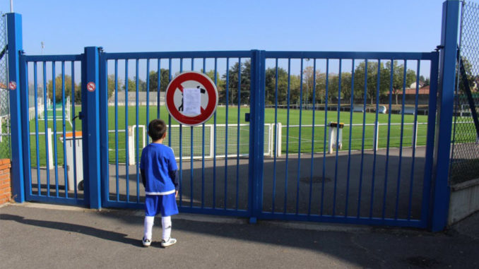 stade fermé télétravail La fermeture des stades pousse le footballeur au... télétravail. (Crédits : Kathy Mattaliano)