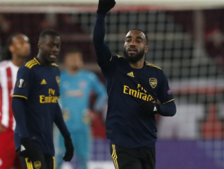 Lacazette marquant un de ces fameux buts à l'extérieur contre l'Olympiakos