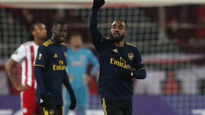 Lacazette marquant un de ces fameux buts à l'extérieur contre l'Olympiakos