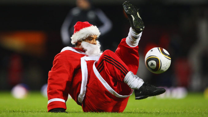 Un Père Noël peut-être sensible à la cause du Football (crédits : Getty)