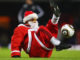 Un Père Noël peut-être sensible à la cause du Football (crédits : Getty)