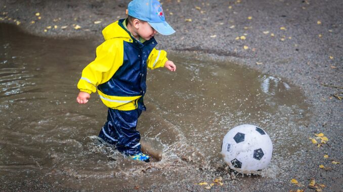 Enfant jouant au football