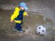 Enfant jouant au football