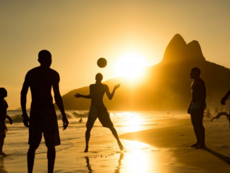 Le football sur le sable