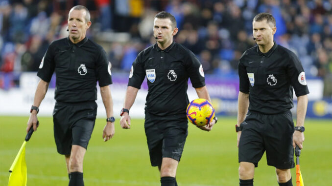 Michael Oliver, arbitre de Premier League, et ses assistants. (Crédits : Getty)