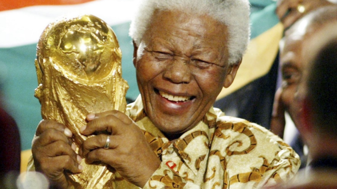 Apartheid Football Club - Nelson Mandela brandissant la Coupe du Monde de football