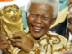 Apartheid Football Club - Nelson Mandela brandissant la Coupe du Monde de football
