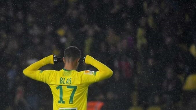 Ludovic Blas réalisant la célébration de Memphis.