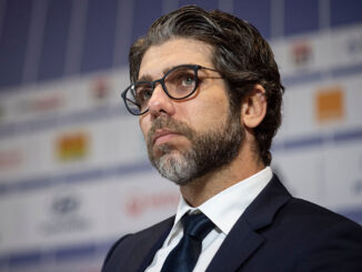 Entre plaisir du jeu, finances et luttes de pouvoir, le choix du prochain entraîneur de l'OL doit laisser Juninho songeur.