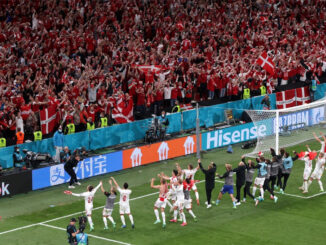 Le Danemark en communion après cette qualification aussi méritée qu'inespérée une semaine plus tôt. (Crédits : Shutterstock)
