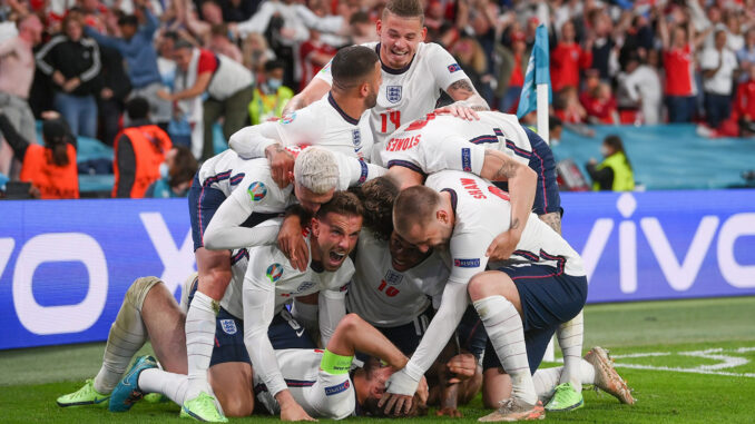 Harry Kane donne l'avantage à l'Angleterre sur un heureux penalty en deux temps (Crédits : LAURENCE GRIFFITHS/GETTY IMAGES).