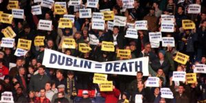 Les supporters du Wimbledon FC protestent contre le déménagement. (Crédits : Getty)