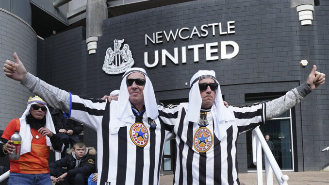 Les supporters de Newcastle célèbrent le rachat de leur club par le fonds souverain saoudien (Crédits : AP/Jon Super)